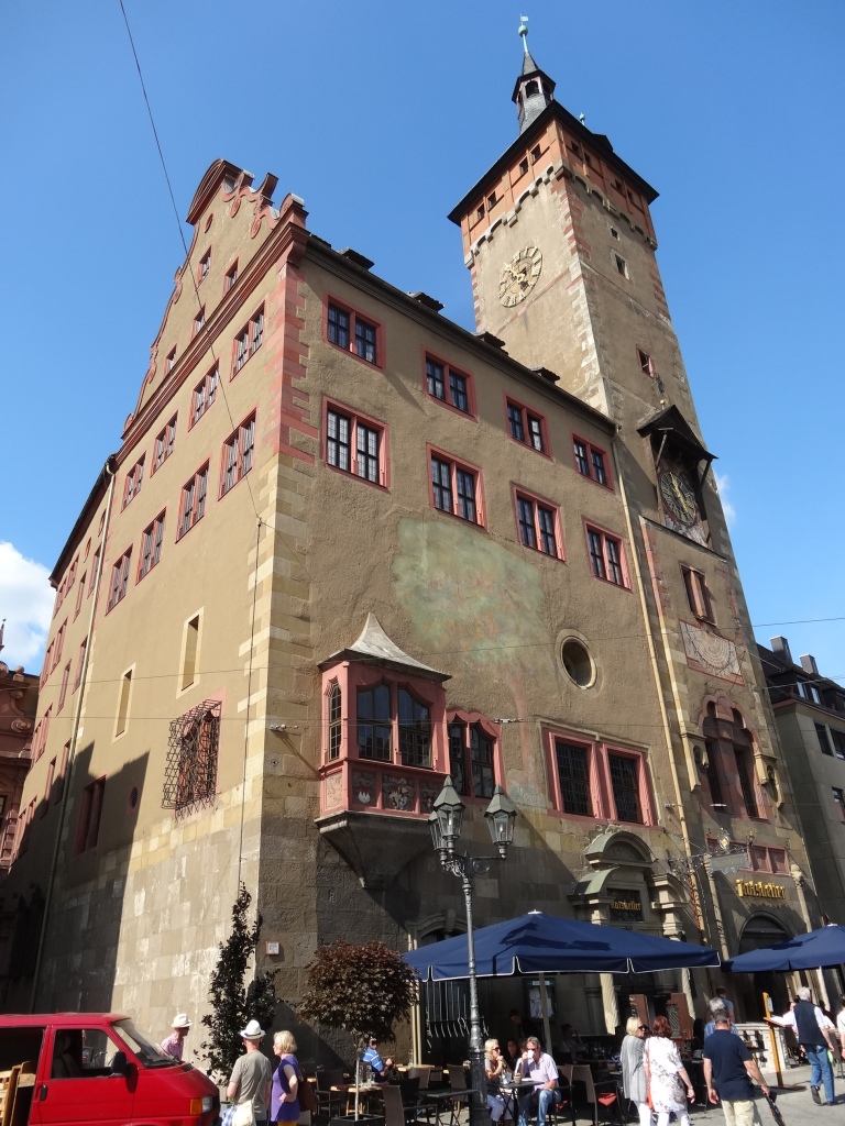 The Rathaus was built in 1180